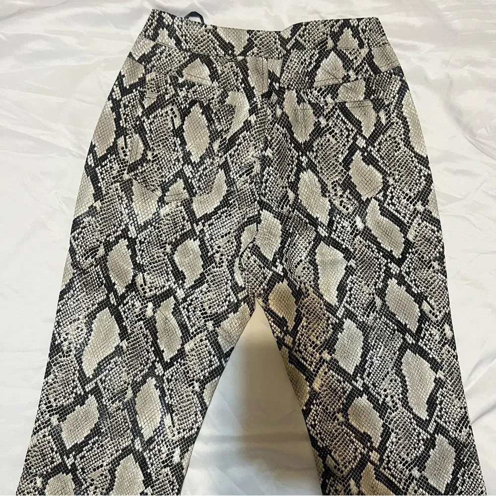 Choosy Snake Skin Faux Leather Pants Cropped Cropped Flare Mid Rise NWT Size 2 - Picture 15 of 16